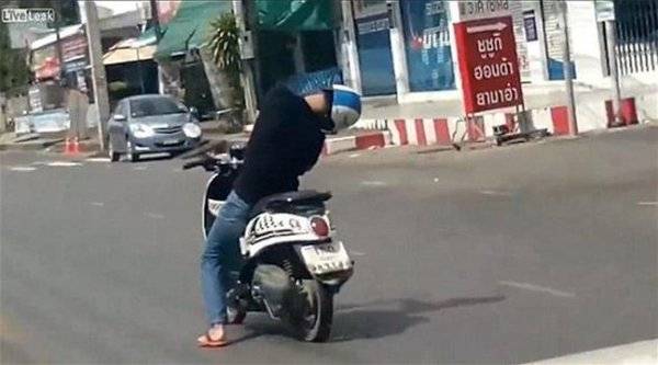 بالفيديو - رجل يقود دراجة نارية وهو نائم.. والنتيجة؟
