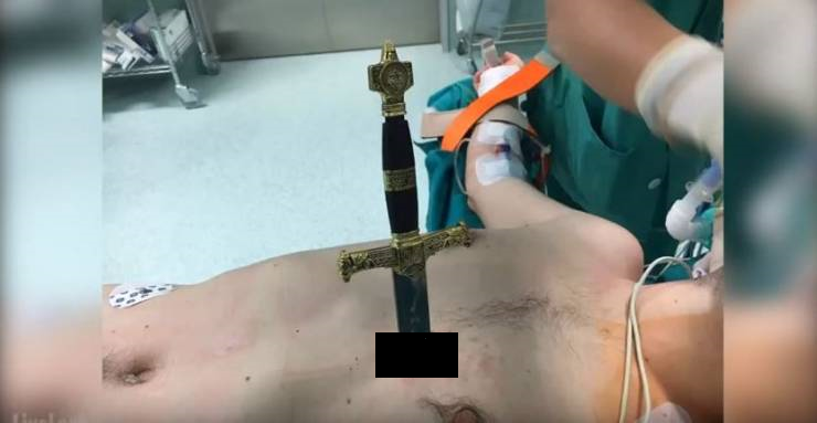 فيديو ليس للقلوب الضعيفة: لقطات مذهلة ومرعبة لجراح يزيل سيفا من صدر رجل!