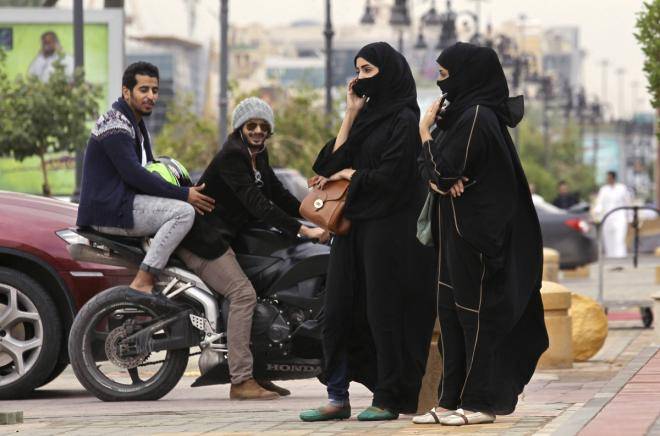 مُتحرّش  سيطر على حافلة ممرضات أجنبيّات بمسدس وهمي من أجل تقبيلهنّ!