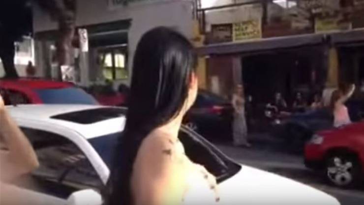 فيديو: تجرأت وطلبت يده أمام الجميع بفستان الزفاف... فماذا فعل؟