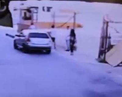 اختطاف فتاة تسير في الشارع . فيديو