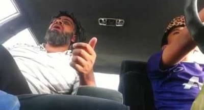 أب جاهل يعلّم ابنه القيادة ويتسبب بحادث. فيديو