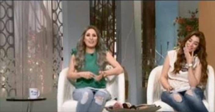 خطيب مذيعة مصرية.. يحرجها على الهواء!! (فيديو)