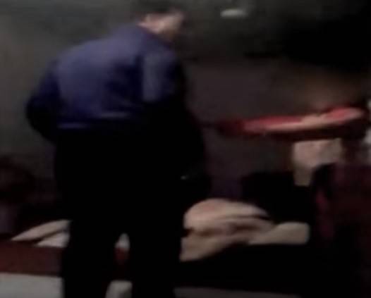 بالفيديو.. هكذا يعنّف زوجته وأولاده بوحشية