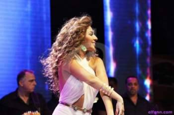 بالصورة: ميريام فارس تبرز مفاتنها برقصة ساخنة مع أحد معجبيها والجمهور يرد!