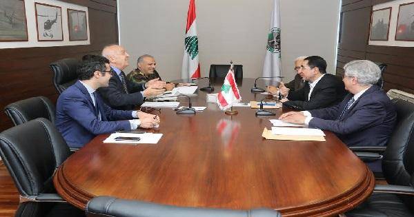 مقبل يلتقي وزير الصناعة في وزارة الدفاع
