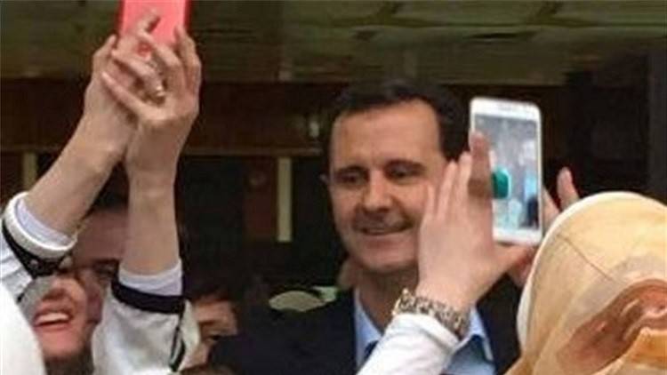 عشرات الـ"سيلفي" مع الأسد بظهور مفاجئ وسط دمشق (صور)