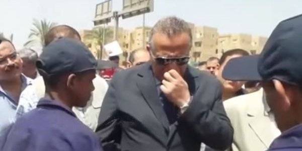 بالفيديو- محافظ مصري يتجنب مصافحة عمال النظافة