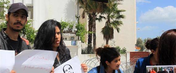 تونسيون يتظاهرون أمام سفارة مصر تضامناً مع احتجاجات القاهرة