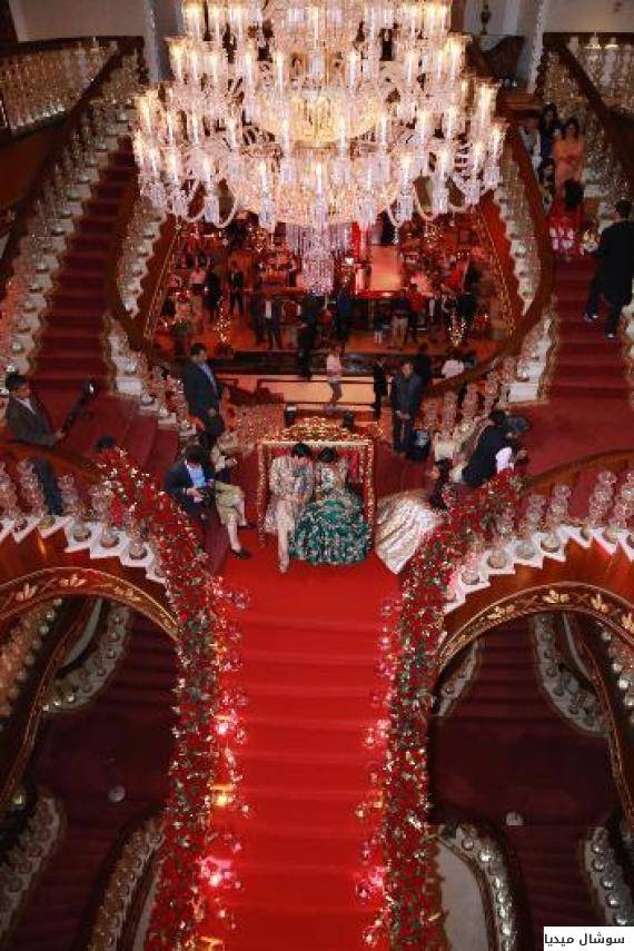 بالصور زفاف هندي .. خاتم زفاف بمظلة هوائية وأكثر من 71 شاحنة زهور