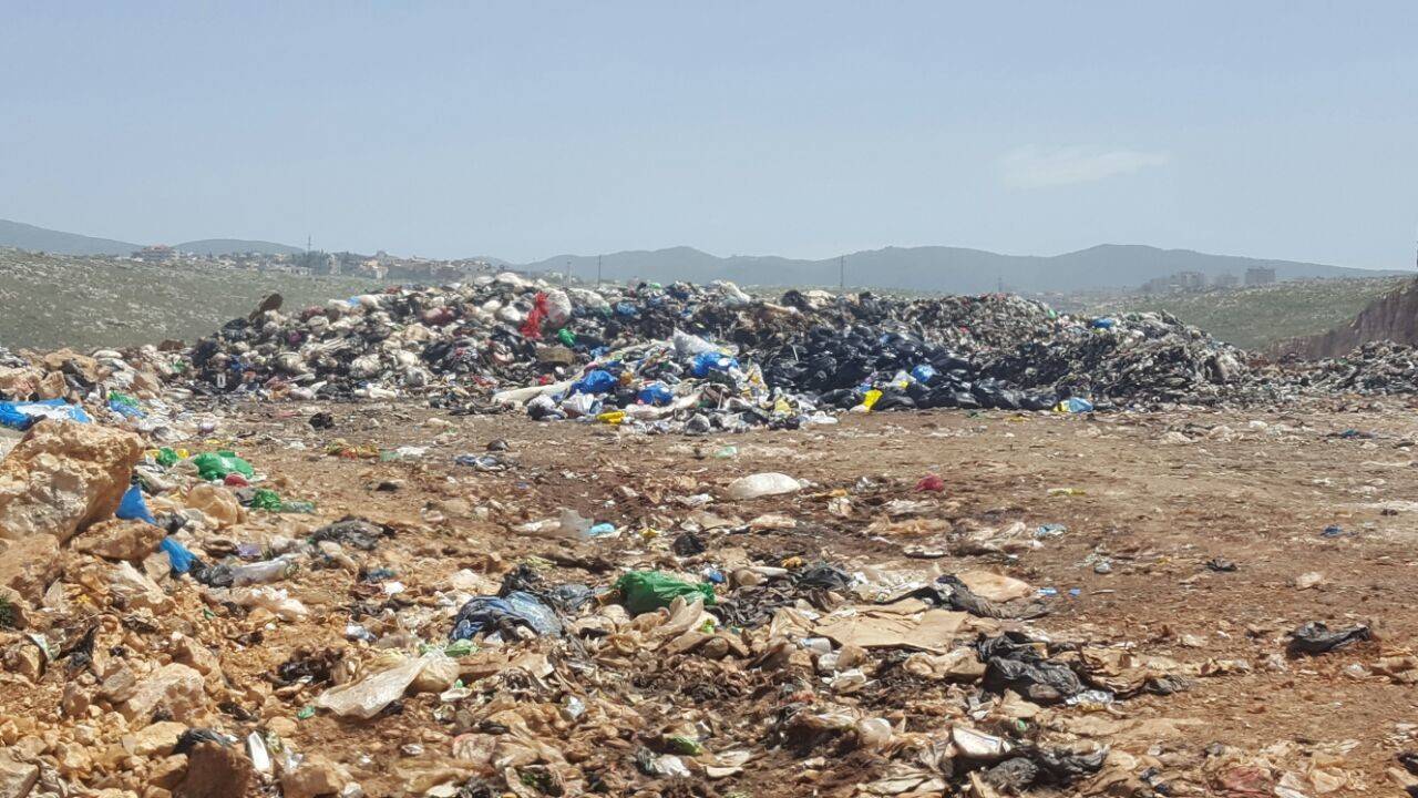 أهالي الكفور يحبطون محاولة دخول 4 شاحنات نفايات إلى البلدة