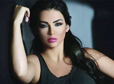 بالفيديو- قمر في زيارة لمسجد السيدة زينب
