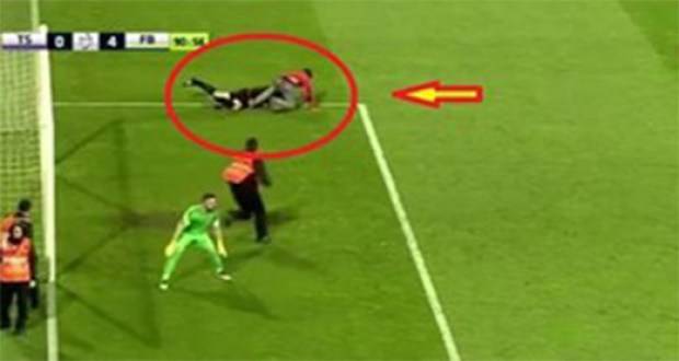 بالفيديو.. مشجع ينهال بالضرب على حكم في تركيا