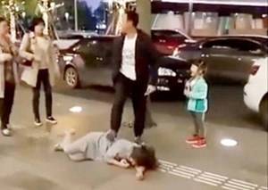بالفيديو: اكتشف خيانتها له فعاقبها بعنف في الشارع! .وهذا ماحدث مع ابنتها