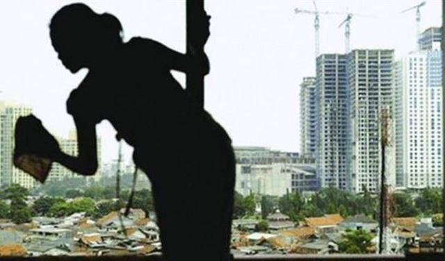خادمة تعود لبلادها بعد عملها 15 عاماً دون رواتب