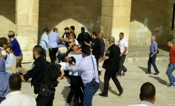 مستوطنون إسرائيليون يعتدون على حراس المسجد الأقصى ويتوعدونهم بالذبح