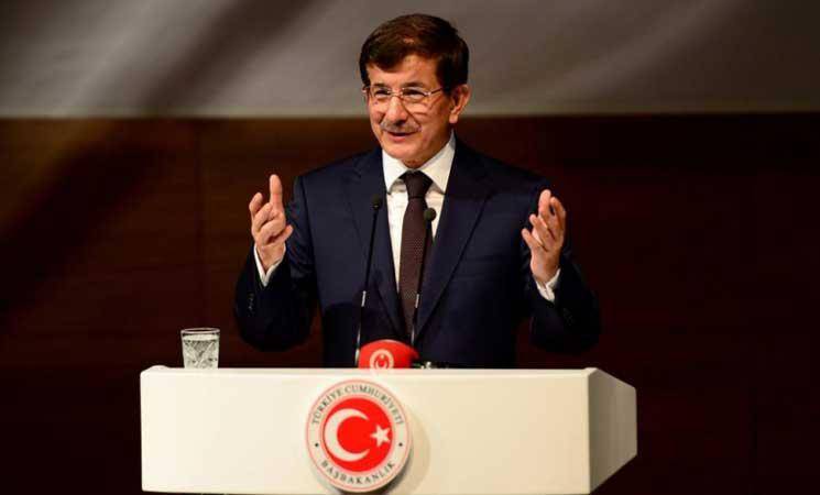 داود أوغلو يؤكد أن الدستور التركي الجديد سيبقى على النظام العلماني