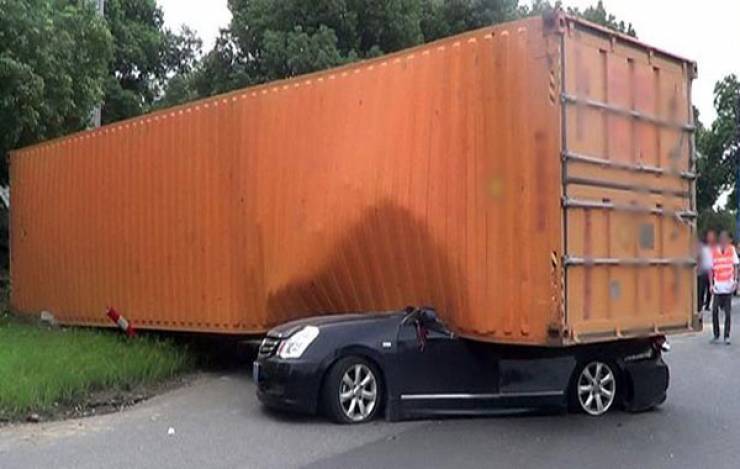 صورة: شاحنة تسحق سيارة سيدة صينية .. ستصعق مما وجده المنقذون!