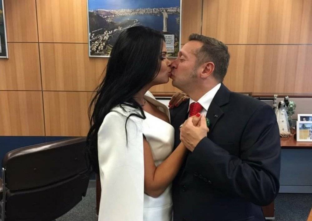 بالصور: هذه زوجة الوزير عارية وقبلات ساخنة!