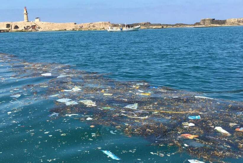 بالصور: المطالبة بفتح تحقيق حول إلقاء نفايات في بحر صيدا