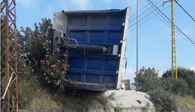 قطع الطريق عند مفترق القبيات بسبب انحراف شاحنة