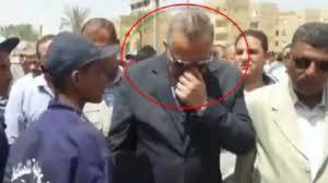 بالفيديو عامل نظافة يحاول تقبيل يد مسؤول مصري والاخير يسد انفه قرفا !!!