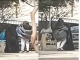 بالفيديو عارضة ازياء تغير ملابسها في حديقة عامة