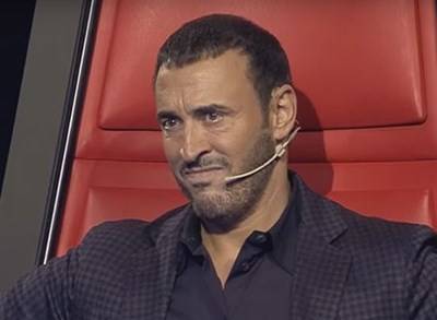 صورة نادرة لكاظم الساهر وهو يحمل طفله الأول