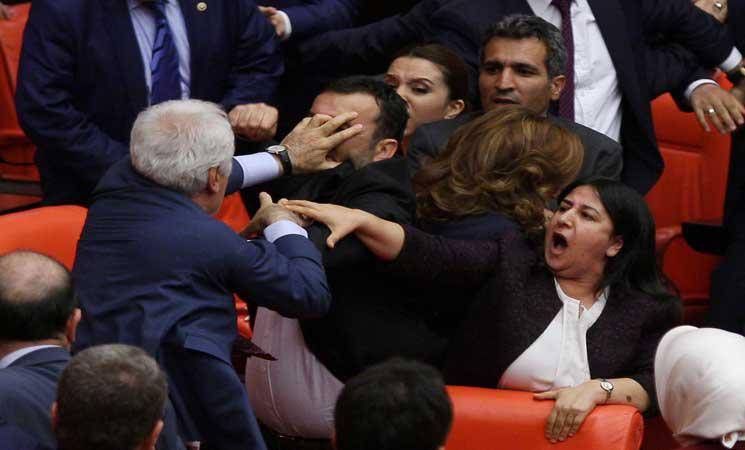 مشاجرات في البرلمان التركي تعطل تشريعاً بشأن اتفاق المهاجرين