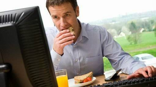 لهذا السبب ،عليك التوقف عن تناول الطعام على مكتبك