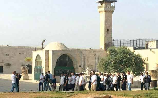 عشرات المستوطنين يقتحمون باحات الأقصى
الإحتلال أطلق النار على فتاة... واعتقل قيادات لـ «حماس»
