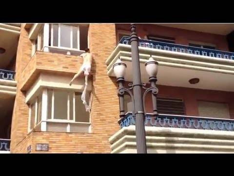 بالفيديو شاهد زوج يكتشف خيانة زوجته بعد عودته إلى المنزل و عشيقها يلوذ بالفرار عبر النافذة!