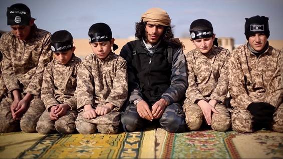 “التايمز”: أشبال الخلافة يتم غسيل أدمغتهم ليعاملوا آباءهم كأعداء