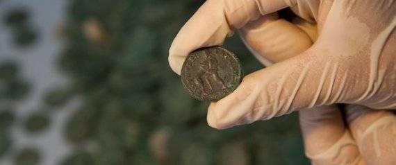 عمال إسبان يعثرون على 600 كغم من القطع النقدية الرومانية خلال حفرهم شبكة أنابيب مياه