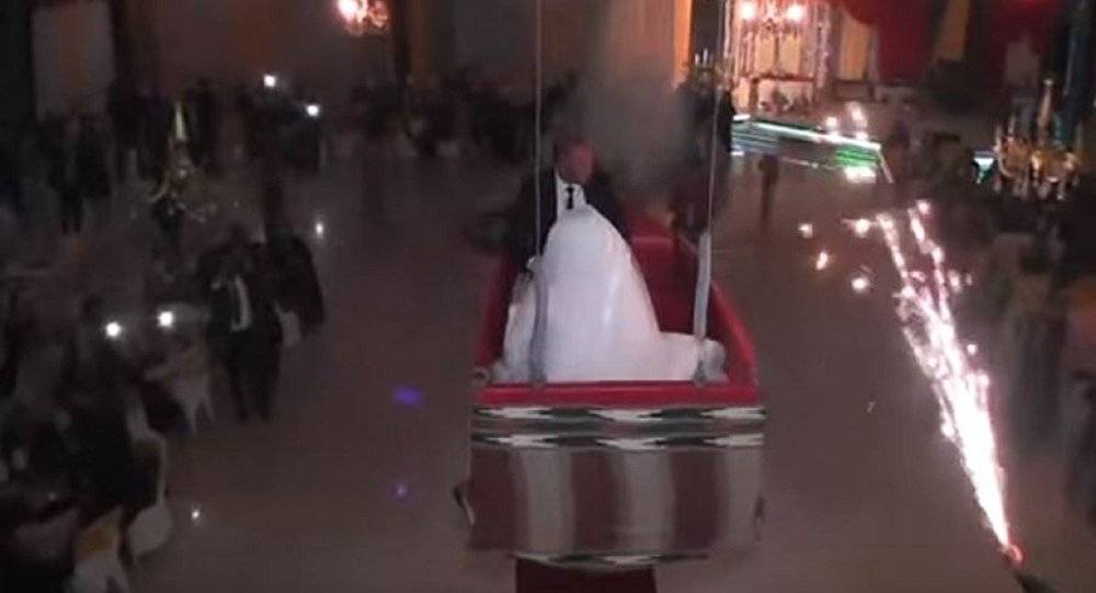 بالفيديو:سقوط عروسين من قارب متحلق في حفل زفافهما!