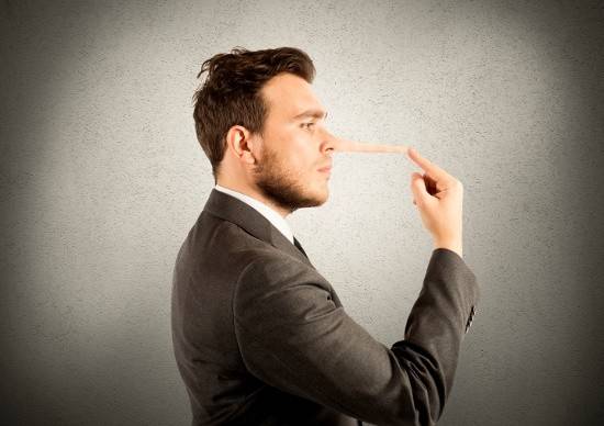 10 مؤشرات خطيرة  تدل على أن زوجك يكذب
