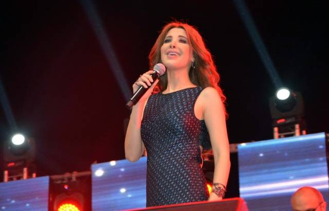 بالصور: نانسي عجرم بفستان ساخن...شاهدوا ماذا حصل معها على المسرح!