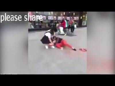 خانته فجردها من سروالها الداخلي أمام المارة “فيديو”