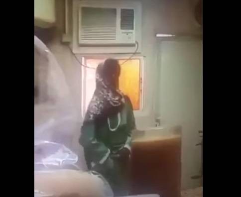 بالفيديو: إمرأة تبول في كوب الحليب قبل تقديمه!