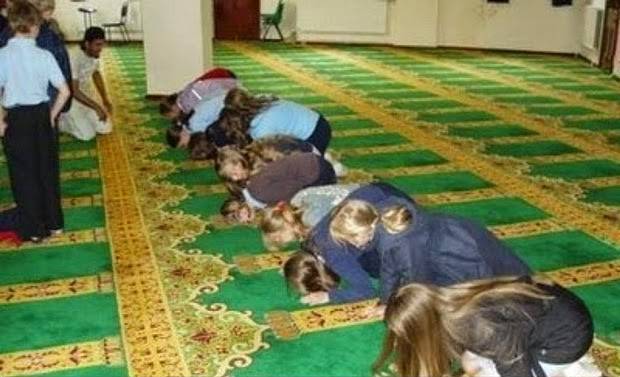 ثلاث فتيات دخلن مسجد بملابس السباحة.. فماذا حصل لهن!