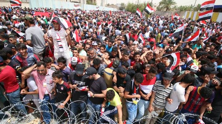 العراق: آلاف المحتجين من أنصار مقتدى الصدر يقتحمون المنطقة الخضراء