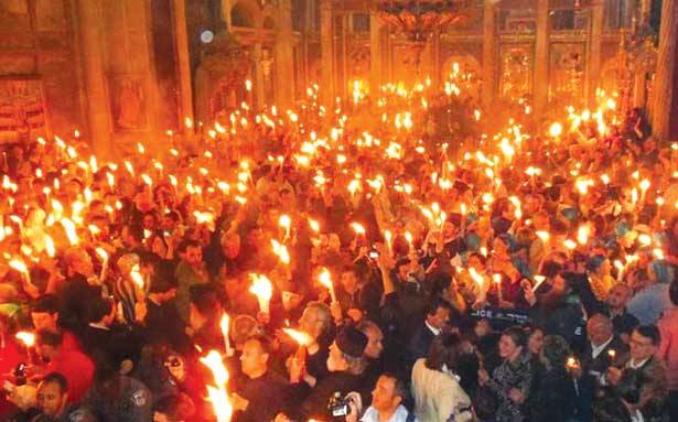 «النار المقدّسة» تفيض من قبر المسيح في كنيسة القيامة بالقدس
الاحتلال حوّل القدس الى ثكنة عسكريّة ومنع آلاف الفلسطينيين من الوصول
