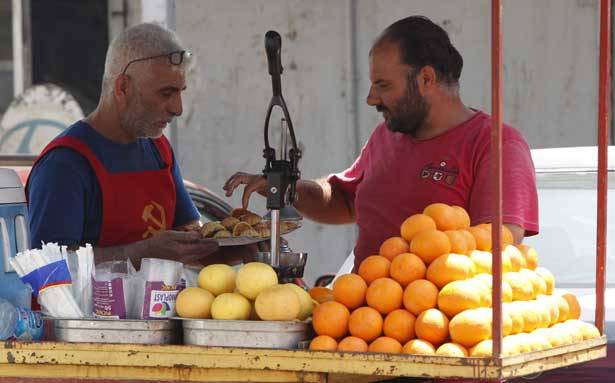 مسيرة حاشدة اليوم نحو السراي تأكيداً على معركة الدفاع عن الحقوق
العمّال في «عيدهم» يصرخون في وجه السلطة ويُندّدون
بعدم إقرار السلسلة ومُؤشر الغلاء... والإطاحة بالمكتسبات
