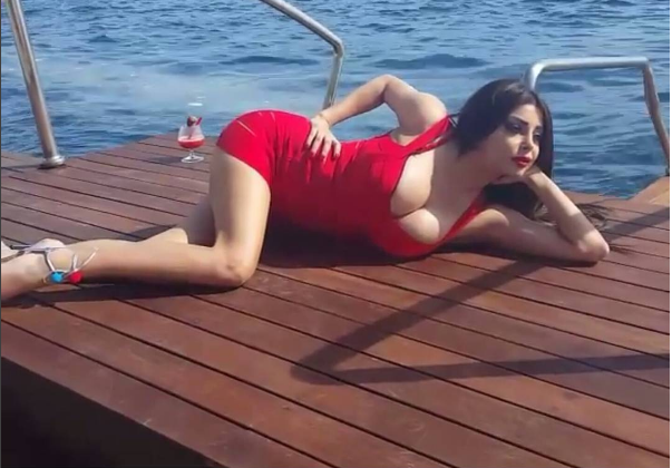 بالصور والفيديو - جلسة تصوير ساخنة جداً لرولا يموت على البحر!