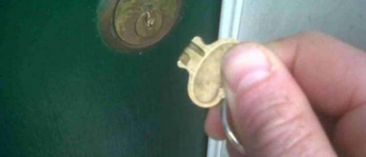 طريقة بسيطة من أجل إخراج نصف المفتاح المكسور!