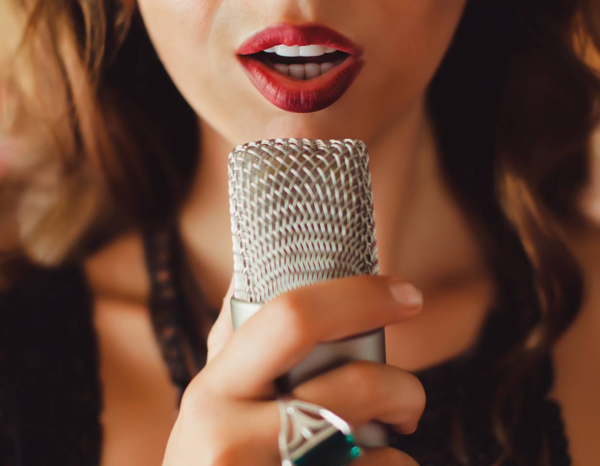 فضيحة تهزّ فنانة ومدير أعمالها في العالم العربي!