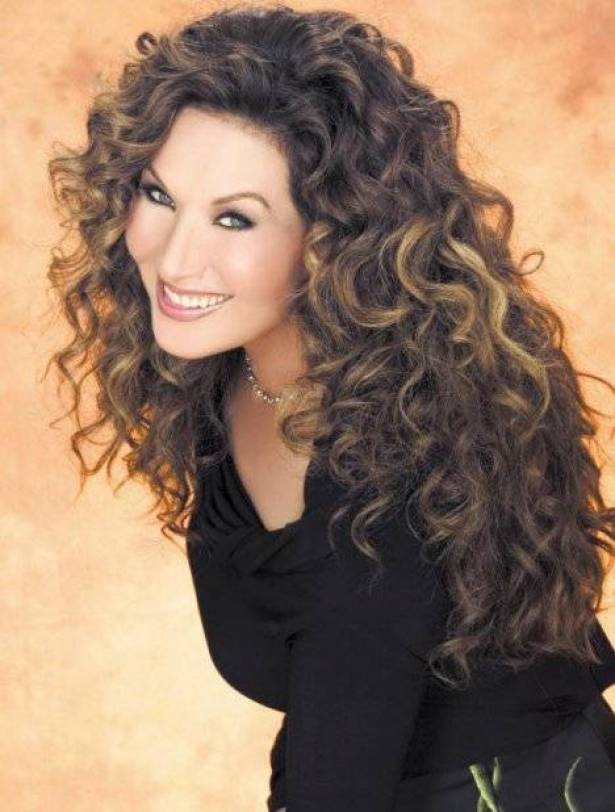 رغدة: لا يشرفني كتابة "أنقذوا حلب" ولن أتراجع عن تأييد الأسد!