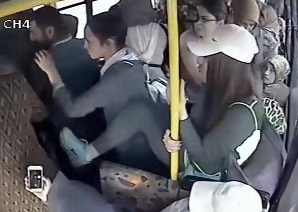 حاول التحرش بفتاة فانتقمت منه مجموعة نساء  بالفيديو