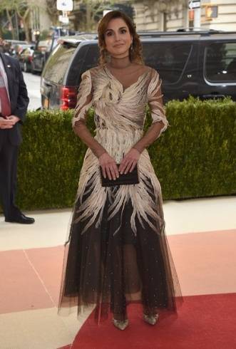 الملكة رانيا للمرة الأولى على سجادة الـ Met Gala ... شاهدوا ماذا ارتدت
