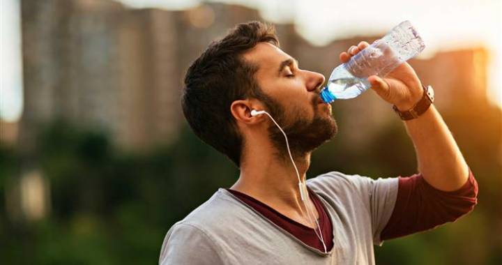 تغريم من يشرب المياه في الشارع 880 دولارا
